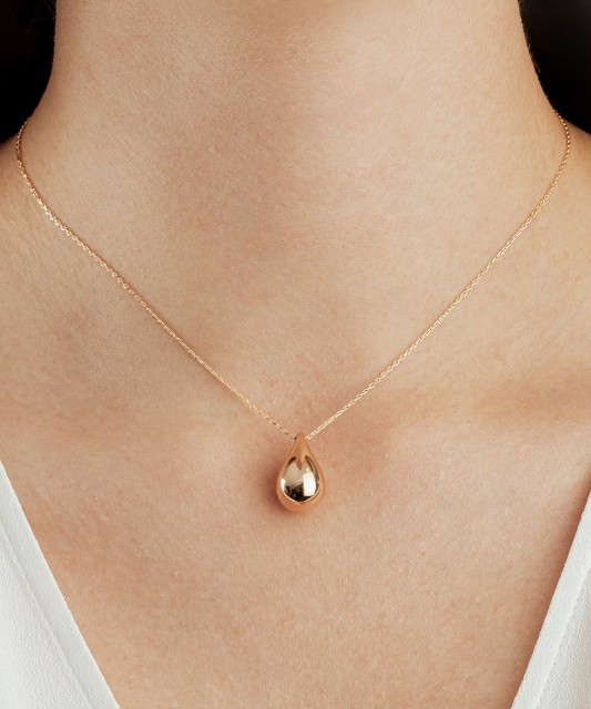 Gold chain with pendant