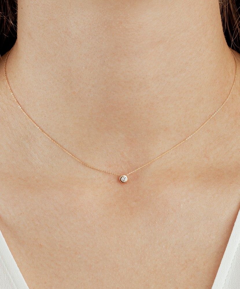 Kultainen kaulakoru zirkoniriipuksella