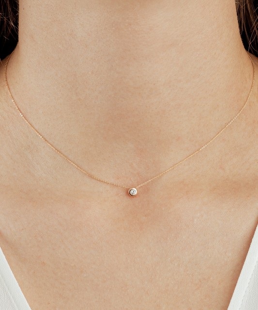 Gold chain with zirconium pendant