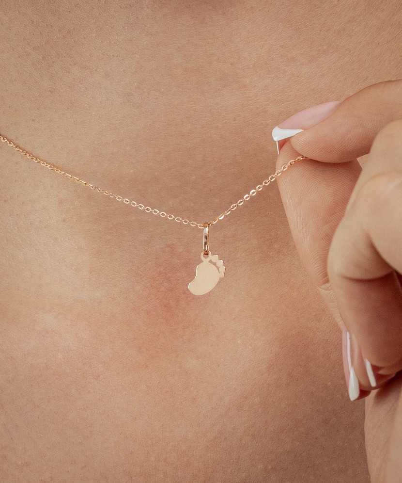 Kultainen riipus "Jalat"