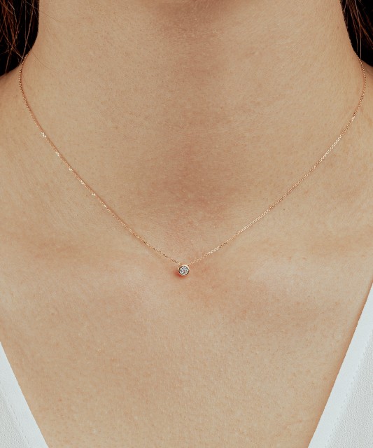 Kultaketju loistavalla riipuksella