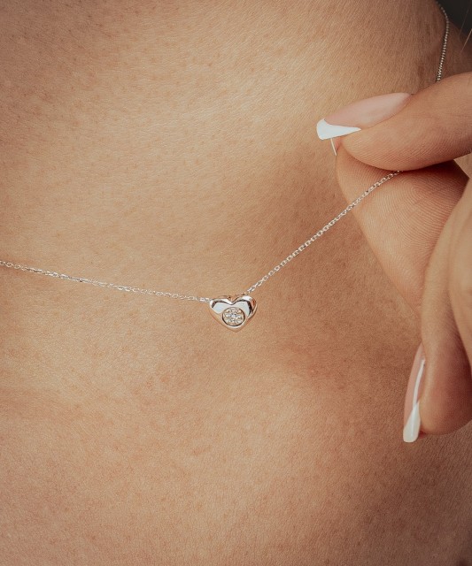 White gold chain with diamond pendant "heart"