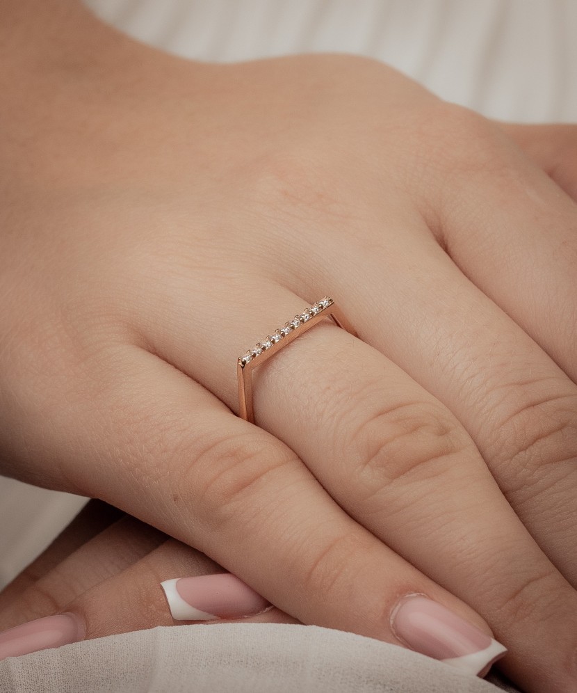 Kultasormus zirkoneilla