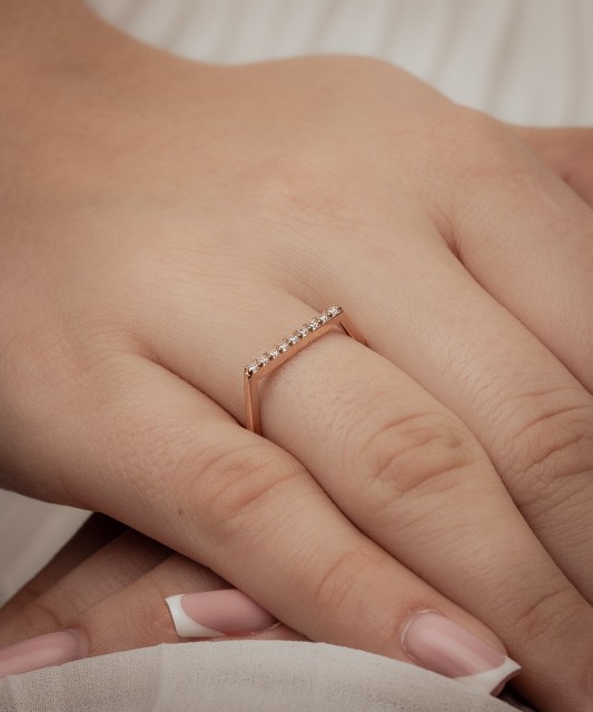 Gold ring with zircons