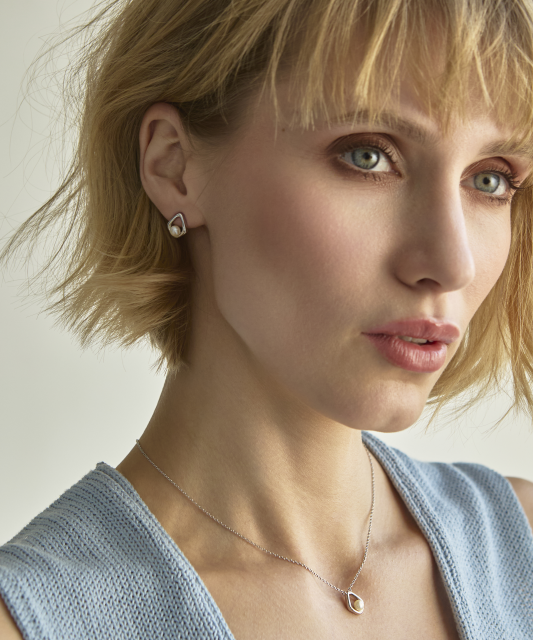 Hopeinen ketju helmiriipuksella