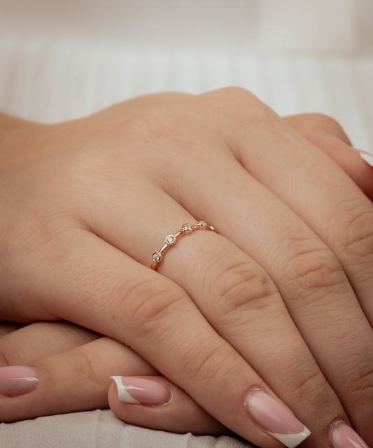 Gold ring with zircons