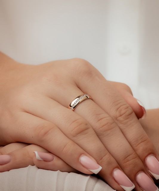 Gold ring with zircons