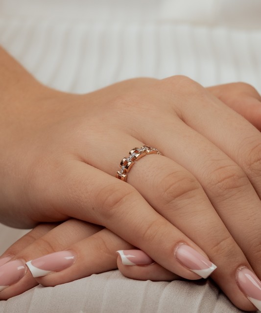 Kultasormus zirkoneilla