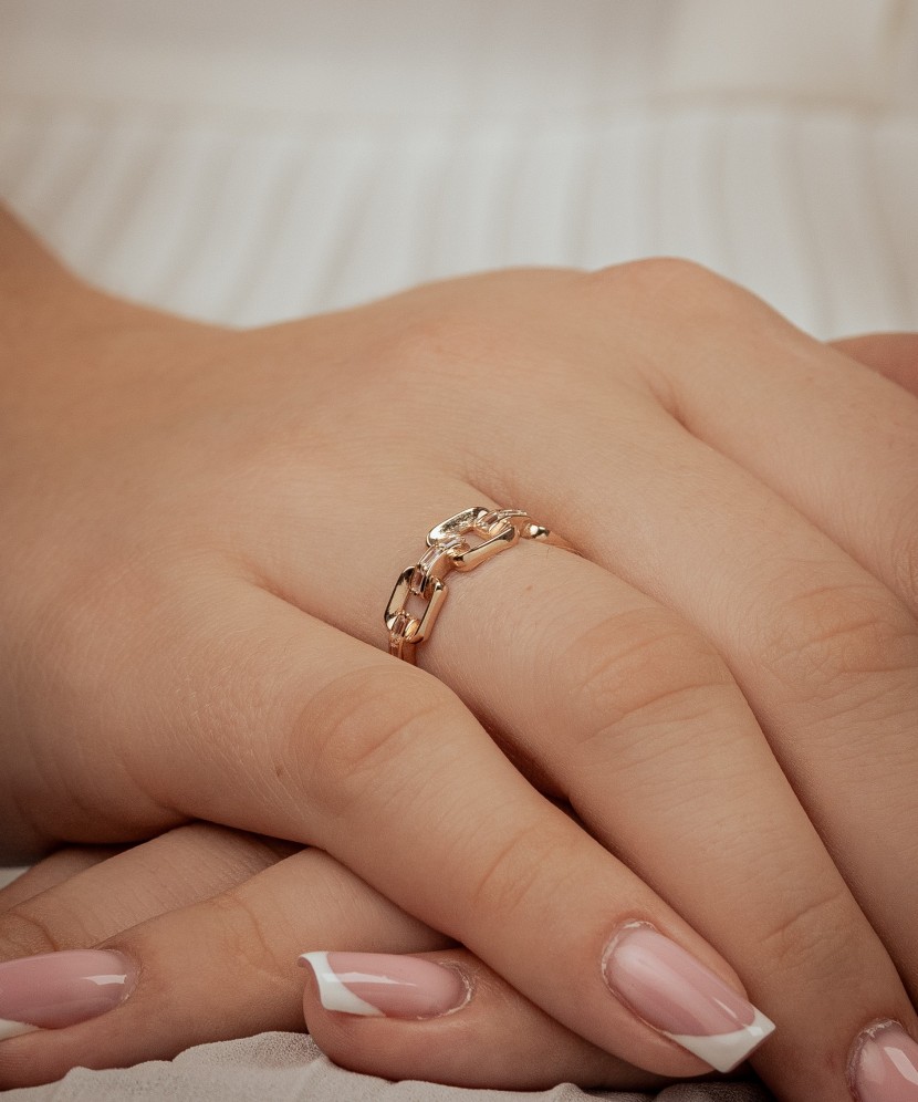 Kultasormus zirkoneilla