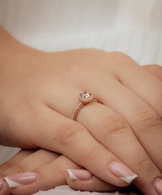 Gold ring with zircons
