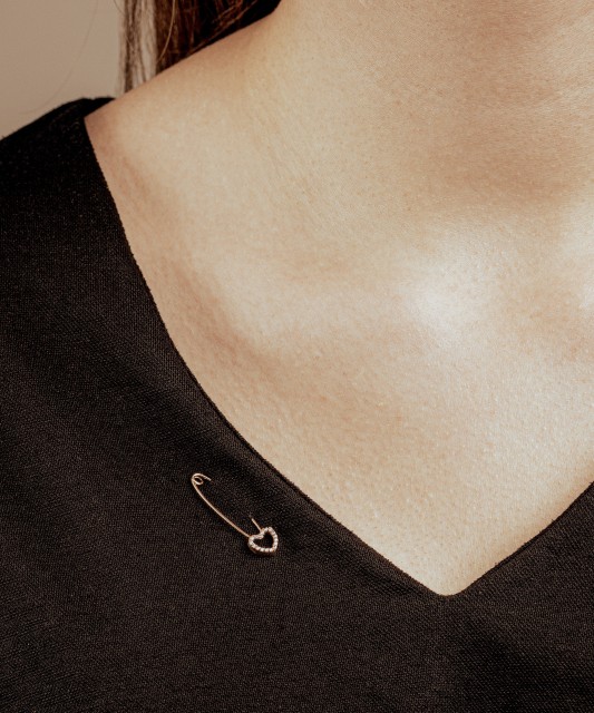 Kultainen rintakoru zirkoneilla