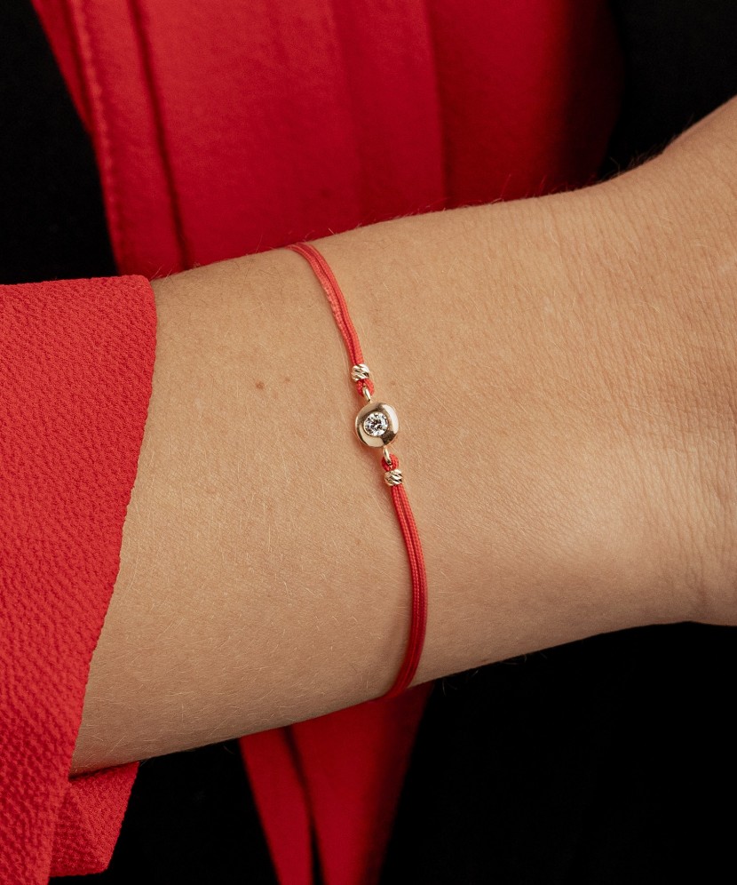 Musta lanka Rannekoru Kultaisella riipuksella