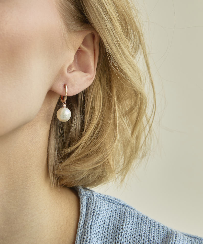 Gold earrings with pearls and zircons