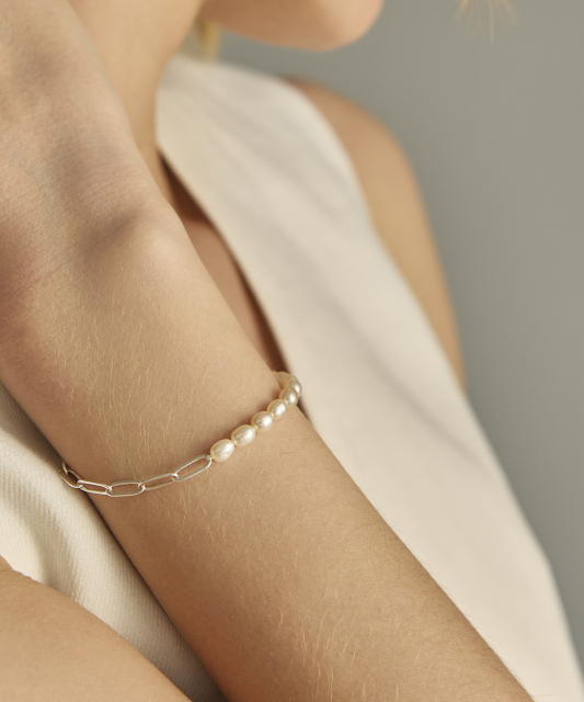 Pearl bracelet with silver