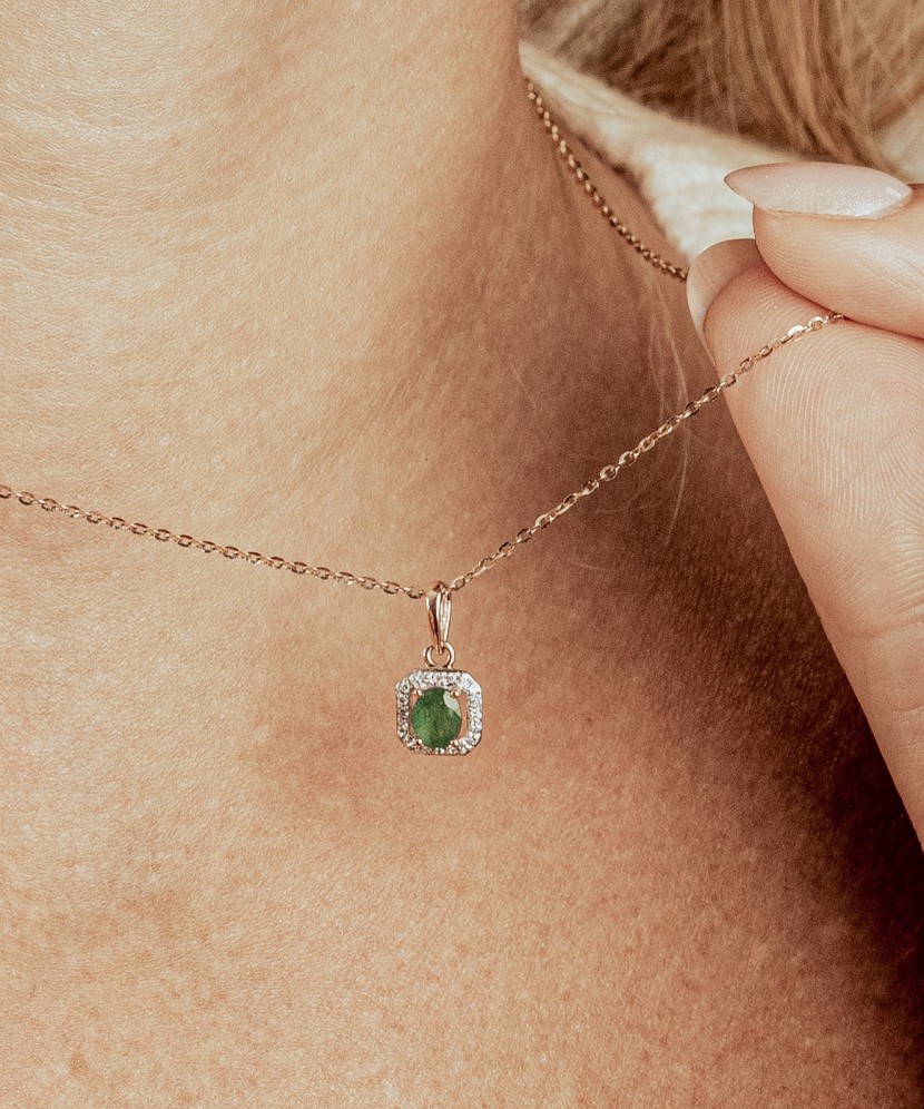 Gold pendant with emerald and diamonds
