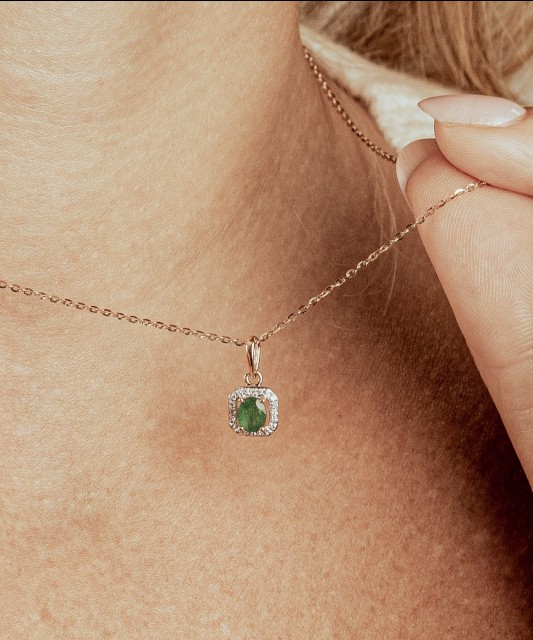 Gold pendant with emerald and diamonds