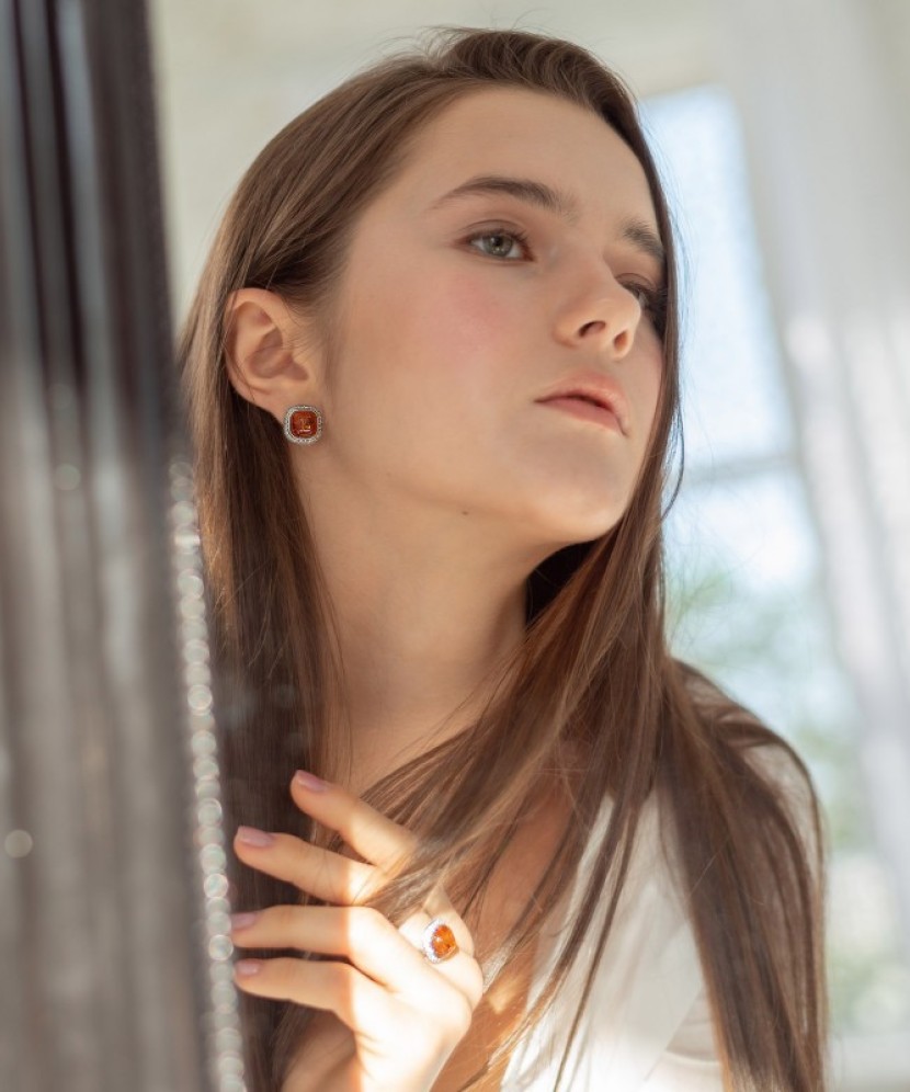 Hopeasormus kullalla päällystetty zirkoneilla ja meripihkalla