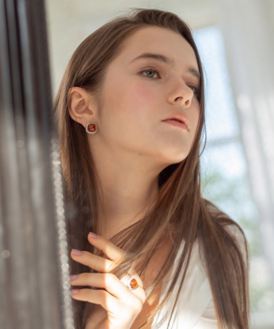 Hopeasormus kullalla päällystetty zirkoneilla ja meripihkalla