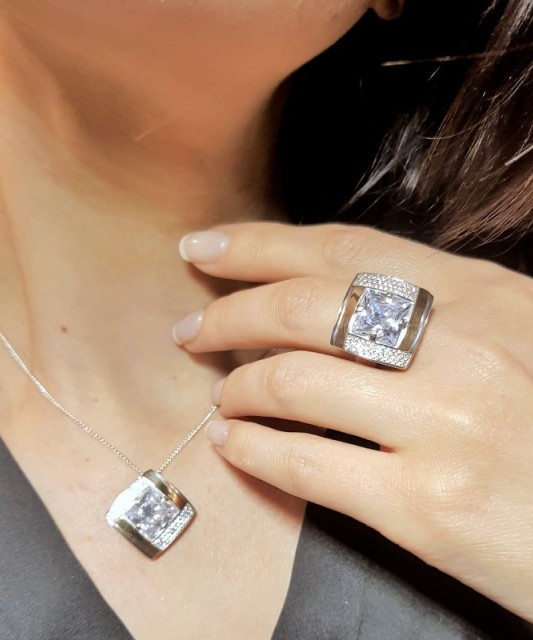 Hopea riipus kullalla peitetty ja zirkoneilla