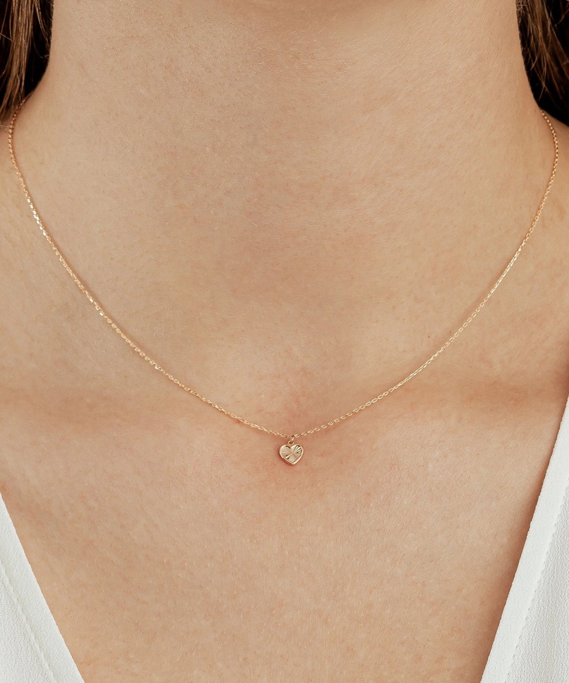 Gold chain with pendant "heart"