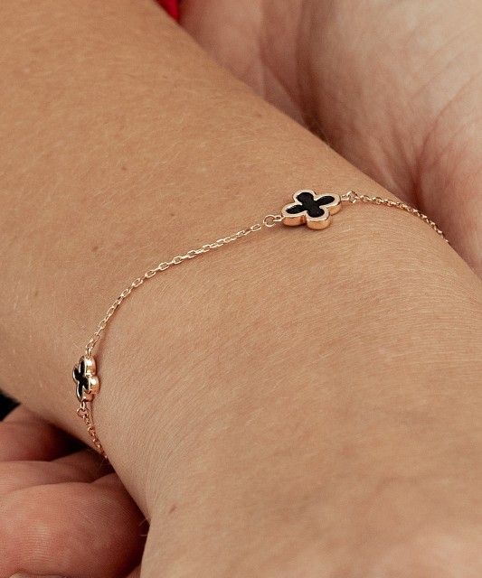 Gold bracelet with onyx