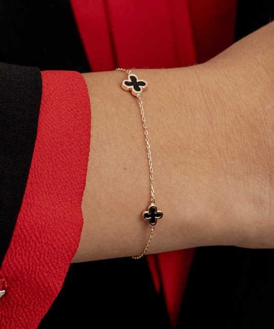 Gold bracelet with onyx