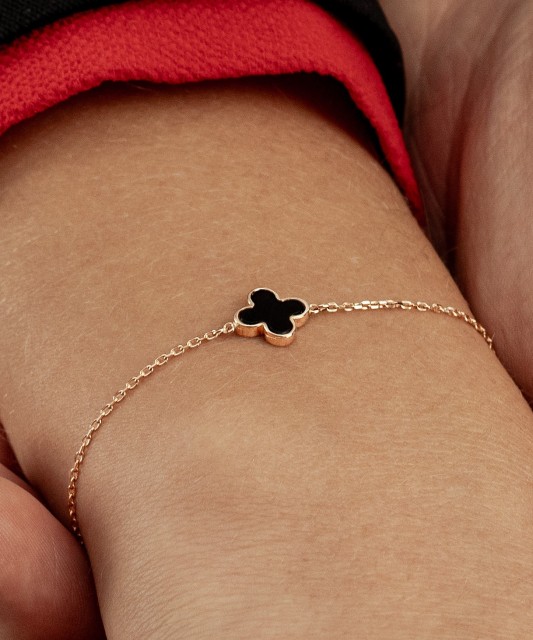 Gold bracelet with onyx