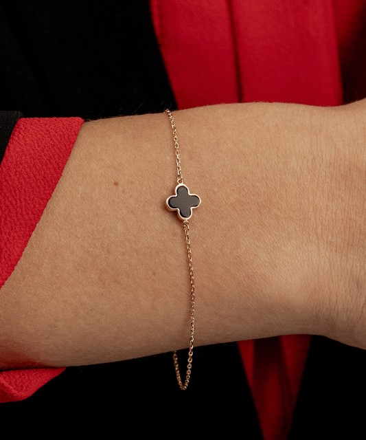 Gold bracelet with onyx