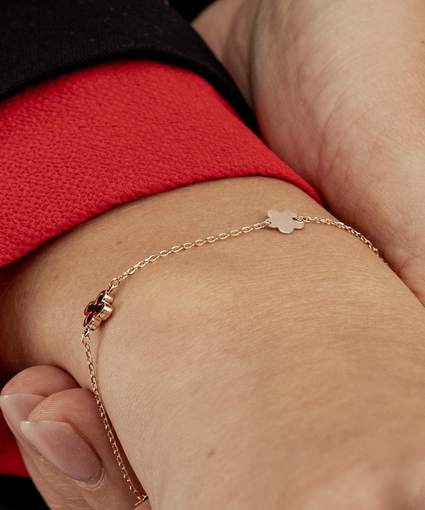 Gold bracelet with onyx