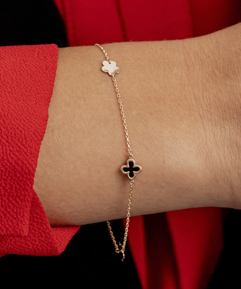 Gold bracelet with onyx