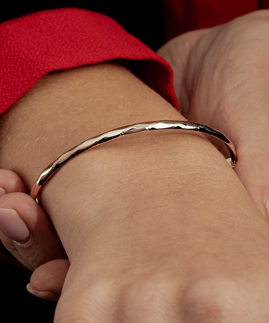 Kultainen kiinteä rannekoru