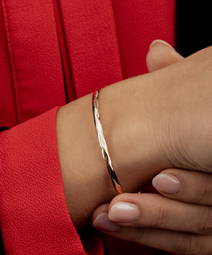 Kultainen kiinteä rannekoru