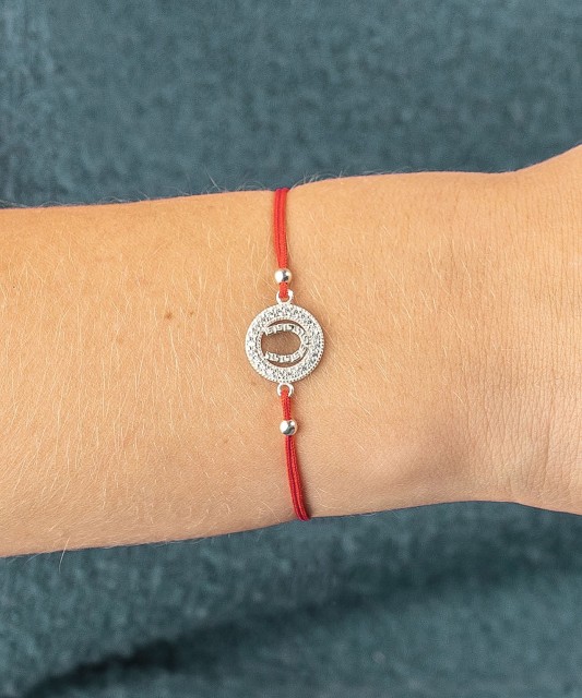 Red string bracelet with a silver pendant "horseshoe"
