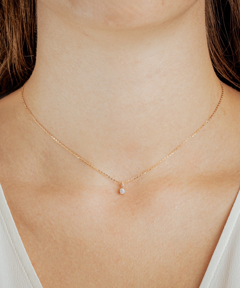 Gold pendant with diamond