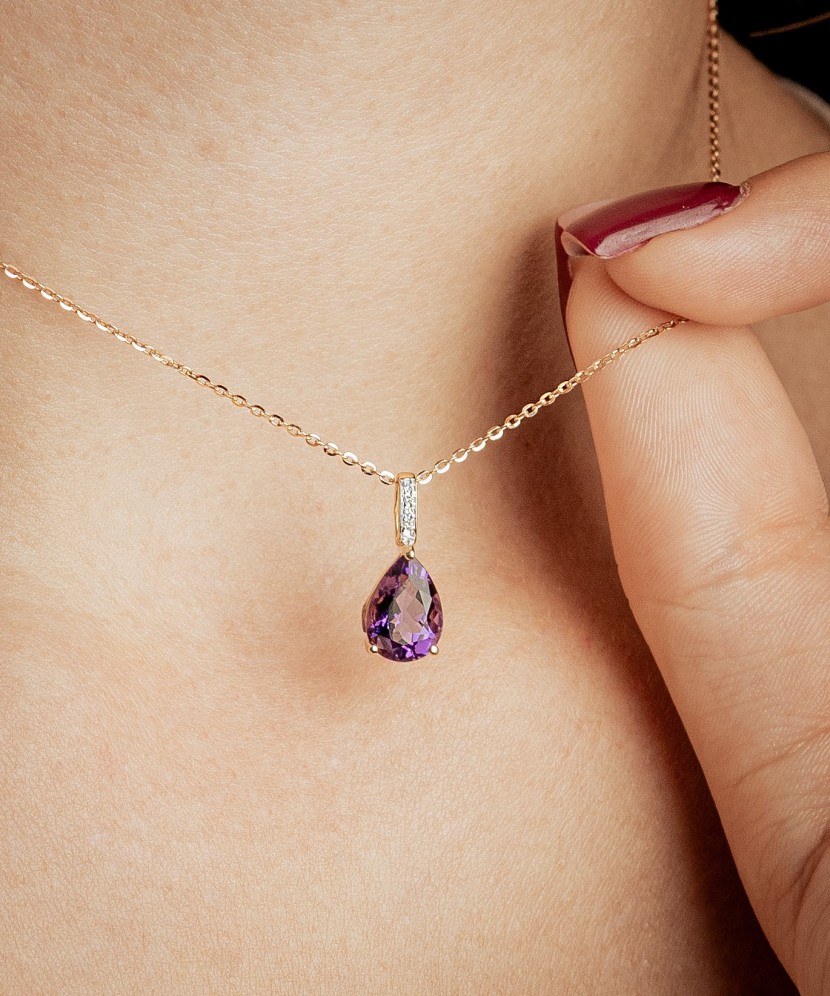 Yellow gold pendant with diamonds and amethyst