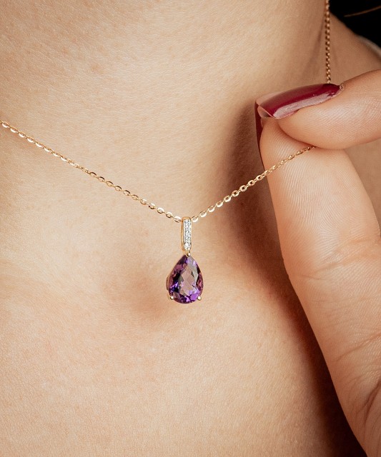 Yellow gold pendant with diamonds and amethyst