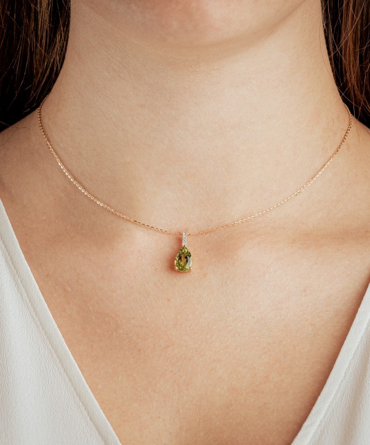 Yellow gold pendant with diamonds and peridot