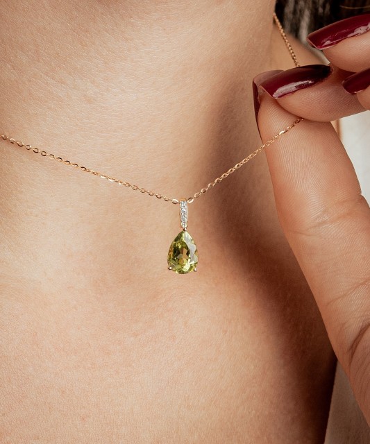 Yellow gold pendant with diamonds and peridot