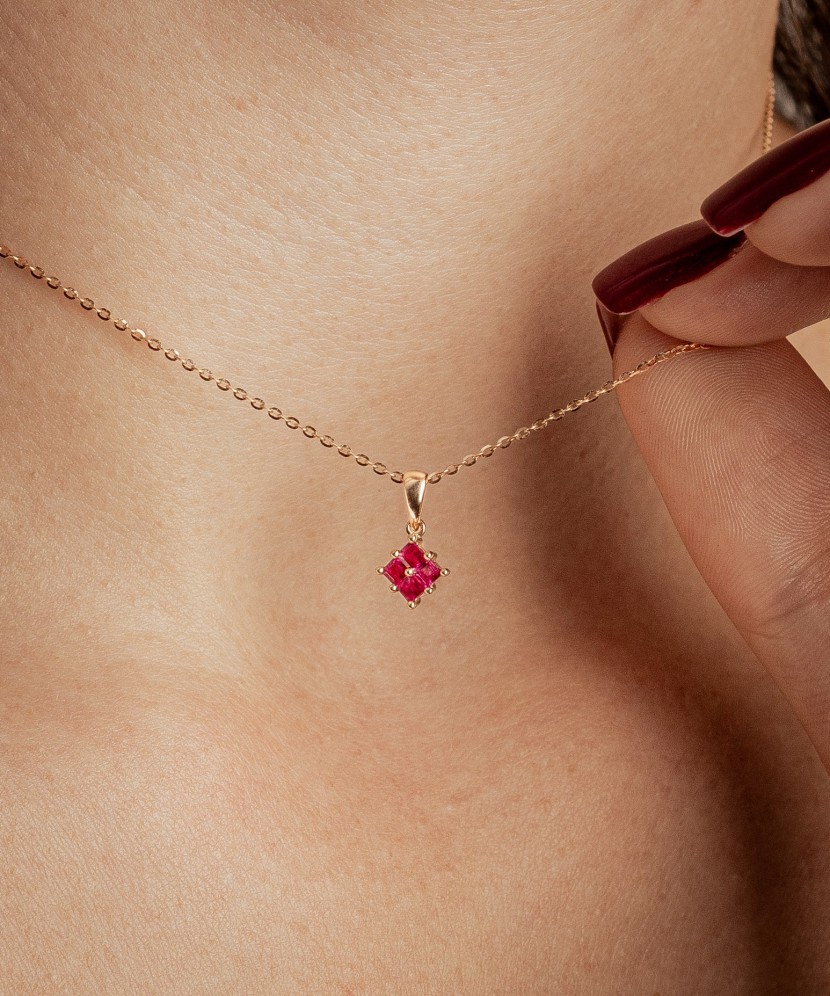 Gold pendant with rubies