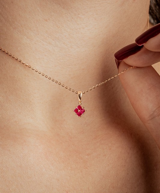 Gold pendant with rubies