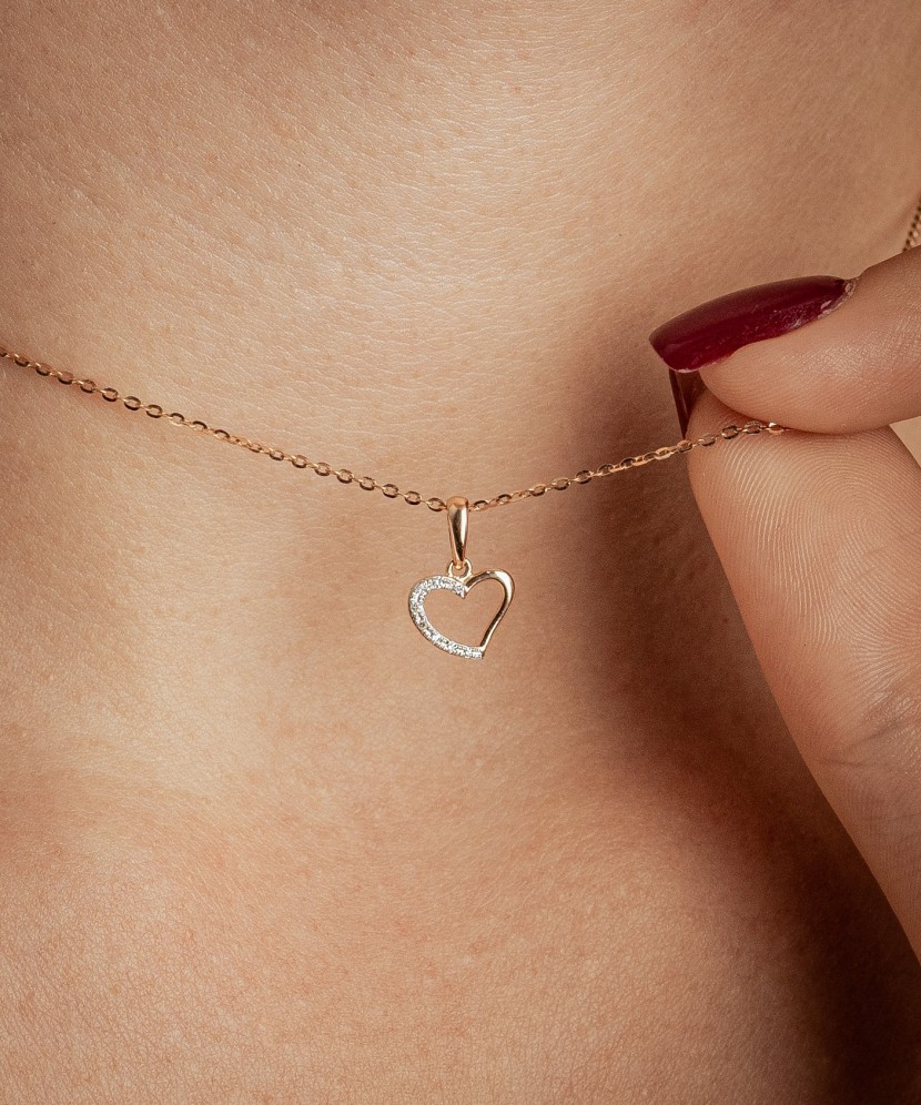 Kultainen riipus timanteilla