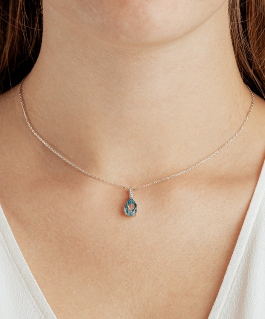 White gold pendant with topaz and diamonds