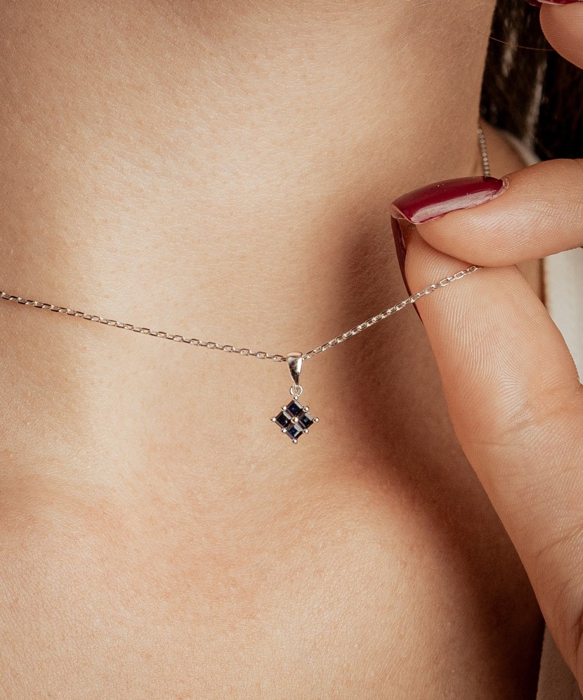 White gold pendant with sapphires