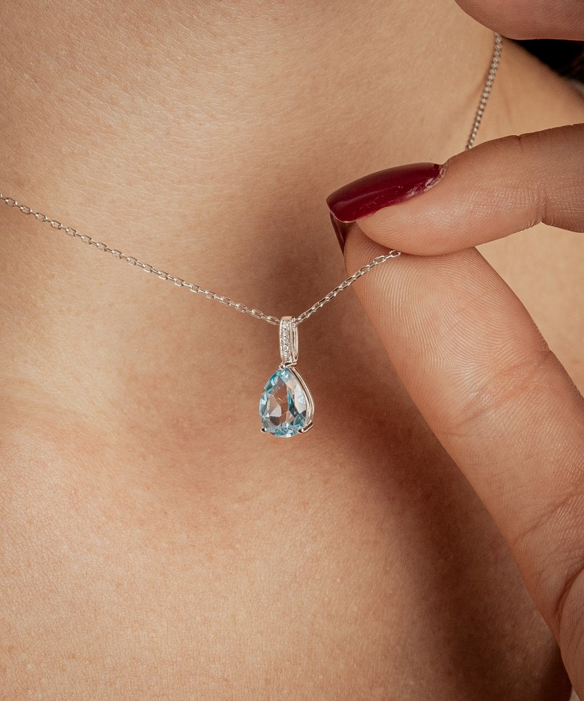 White gold pendant with topaz and diamonds