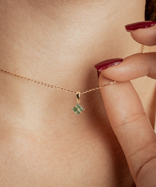 Yellow gold pendant with emeralds