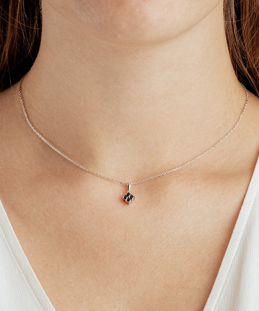 Valkokultainen riipus safiireilla