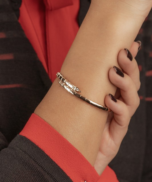 Kultainen rannekoru zirkoneilla