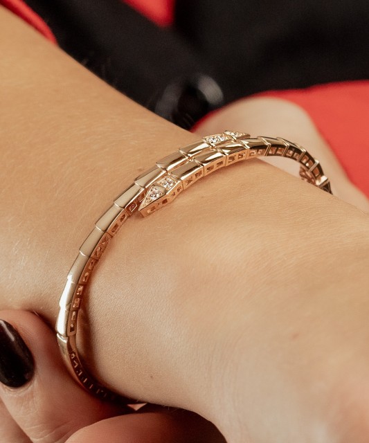 Kultainen rannekoru zirkoneilla