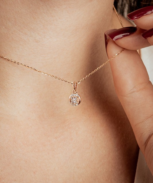 Gold pendant with diamonds