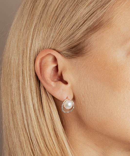 Gold earrings with pearl and zircons